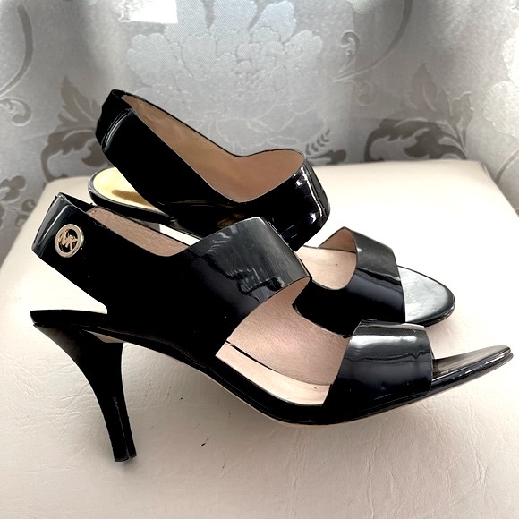 Mikael kors women’s sandals. - Picture 1 of 7